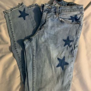 These super cute light wash star jeans… Size 6